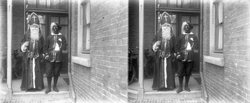 859194 Afbeelding van Sinterklaas en Zwarte Piet.